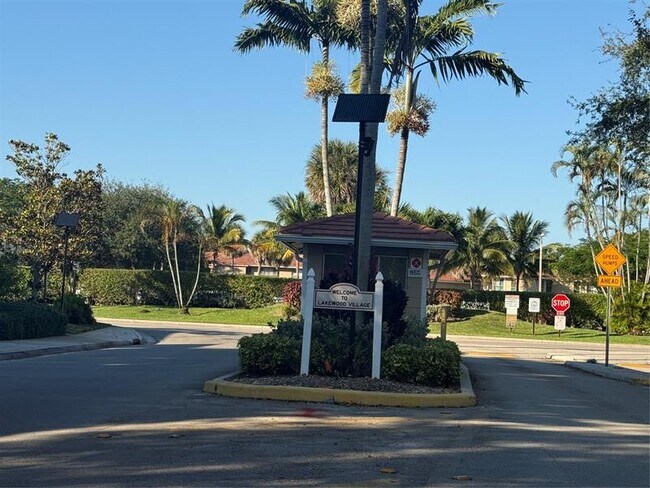 9930 Twin Lakes Dr in Coral Springs, FL - Building Photo - Building Photo