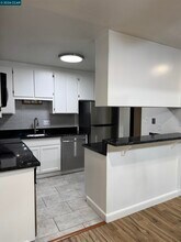 1725 Landana Dr in Concord, CA - Foto de edificio - Building Photo