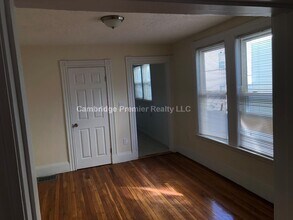 55 Bonair St, Unit 1 in Somerville, MA - Building Photo - Building Photo