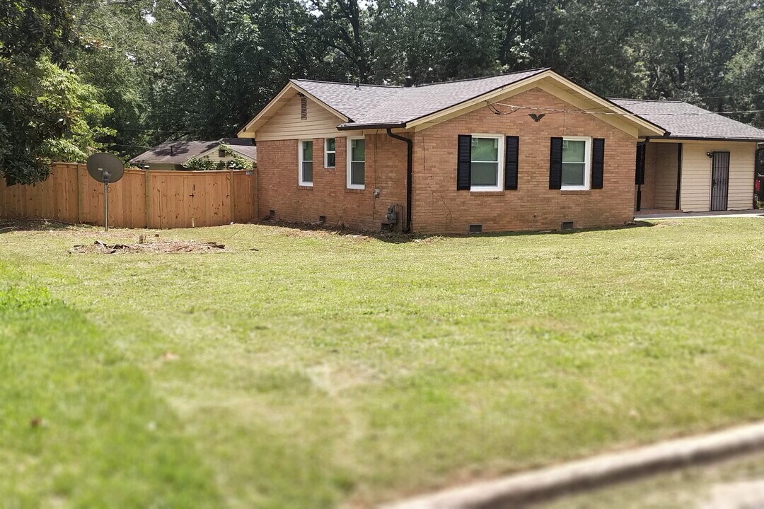 2190 Rochelle Way in College Park, GA - Building Photo
