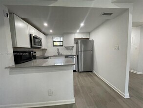 8290 Lake Dr in Doral, FL - Building Photo - Building Photo