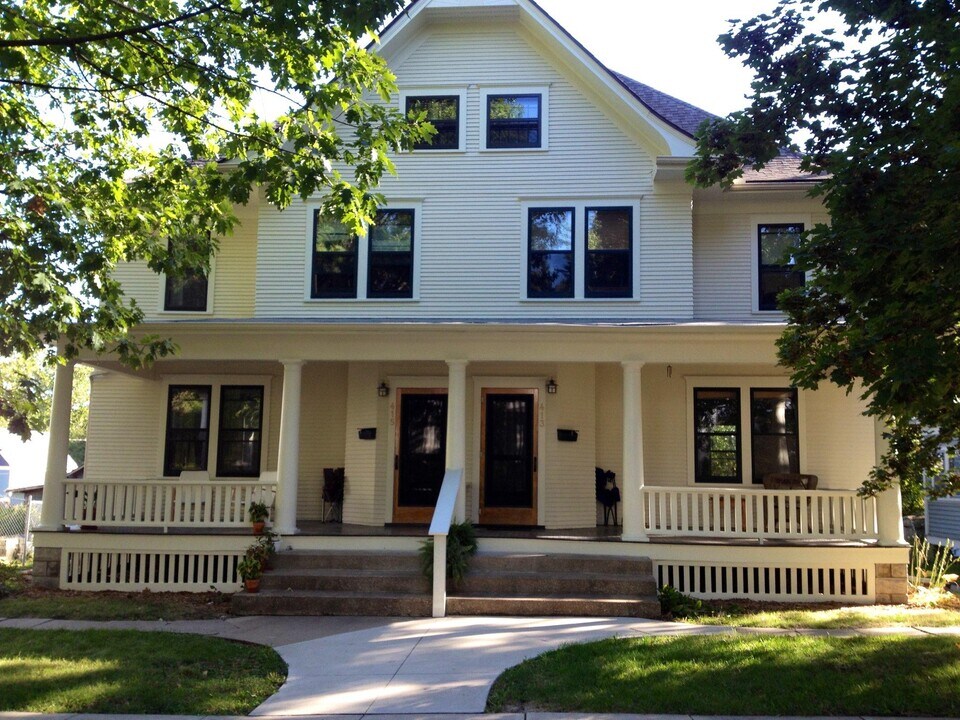 413 Ronalds St in Iowa City, IA - Foto de edificio