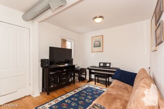 2206 W Erie St-Unit -2R, in Chicago, IL - Building Photo - Building Photo