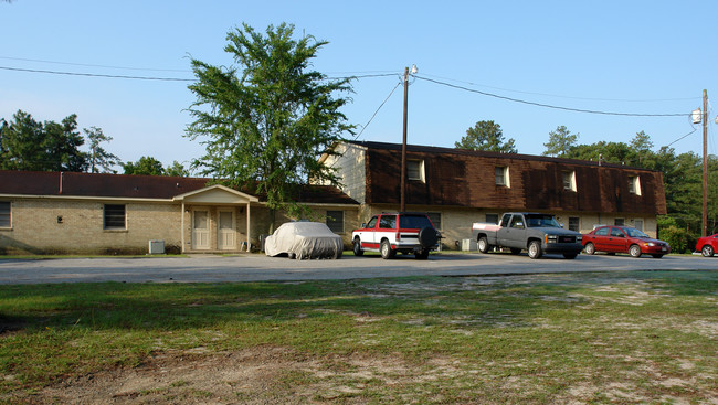 295-309 Chapel Hill Rd in Spring Lake, NC - Foto de edificio - Building Photo