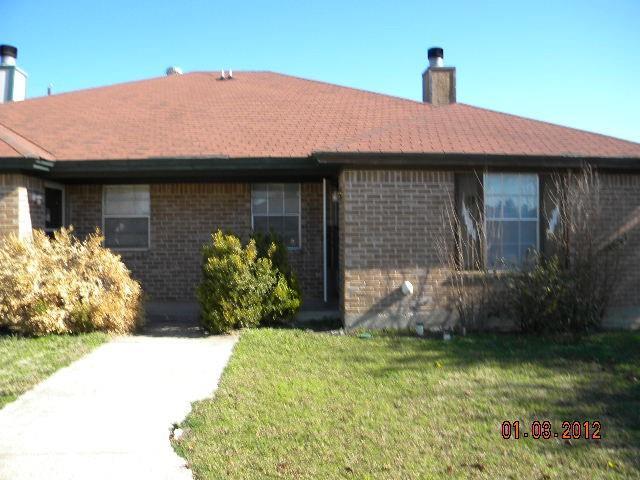 property at 996 Meadow Cir S