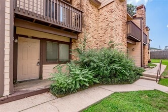 2521 Crosstimbers Dr in Huntsville, TX - Building Photo - Building Photo