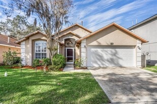 111 Pinewood Dr in Davenport, FL - Building Photo