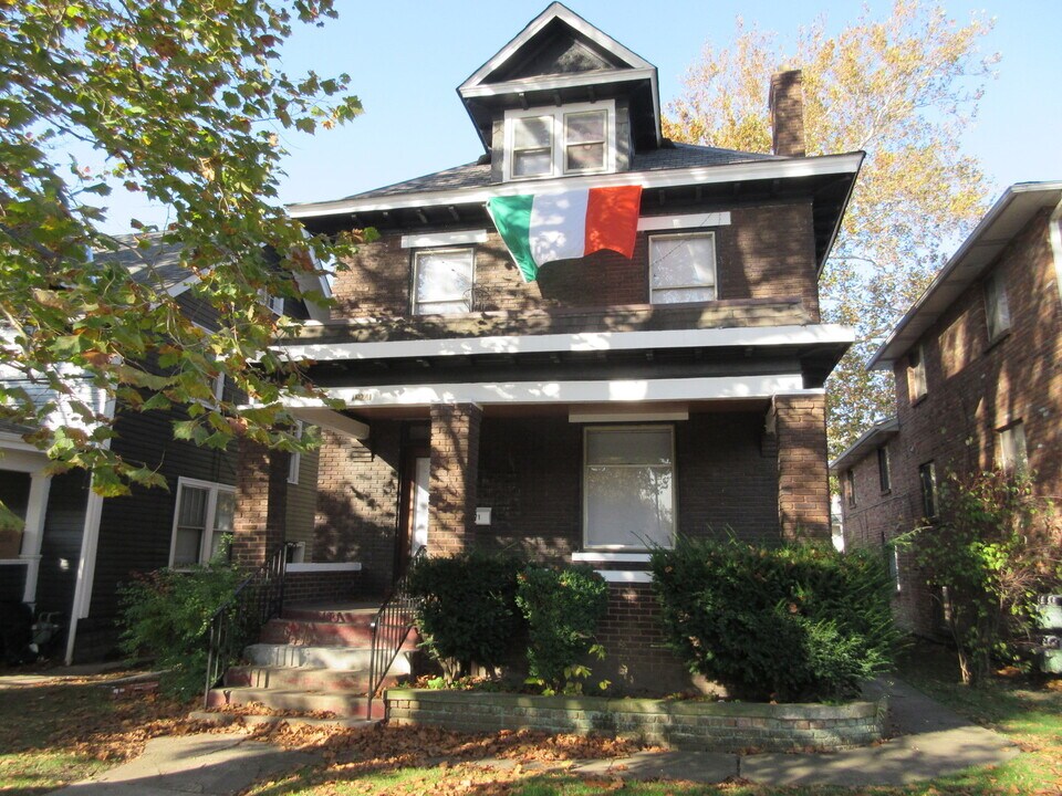 1971 Summit St in Columbus, OH - Building Photo