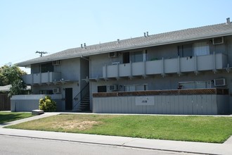 1338 W 12th St in Tracy, CA - Foto de edificio - Building Photo