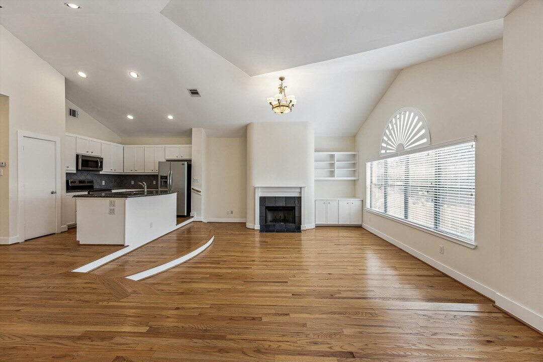 9829 Riddlelink Ln in Houston, TX - Building Photo