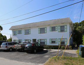 Oak Crest Apartments in Fort Lauderdale, FL - Building Photo - Building Photo