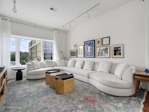 1115 W Grand Ave in Chicago, IL - Building Photo - Building Photo