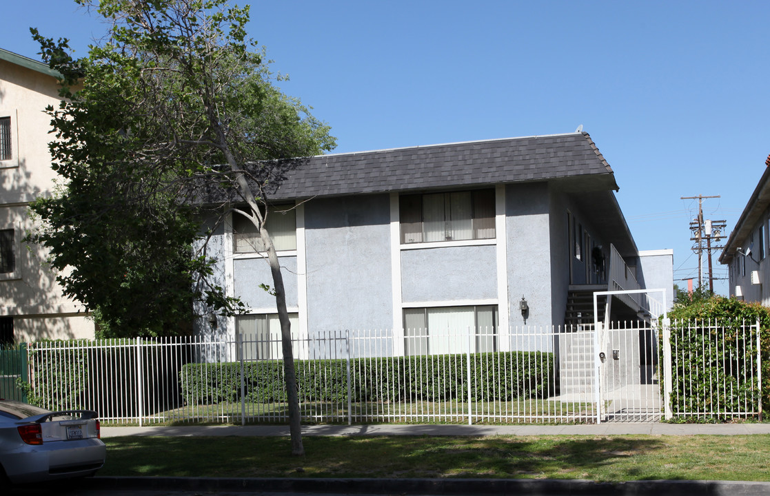 7011 Vassar Ave in Canoga Park, CA - Building Photo