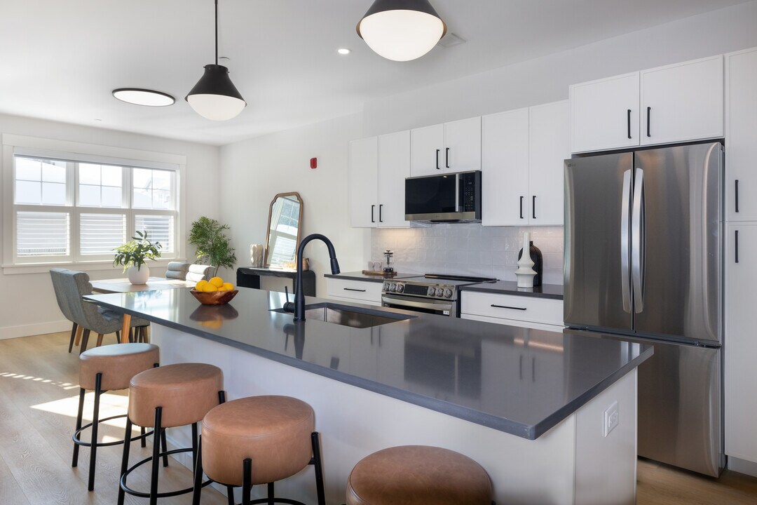 100 Plank in Bedford, MA - Foto de edificio