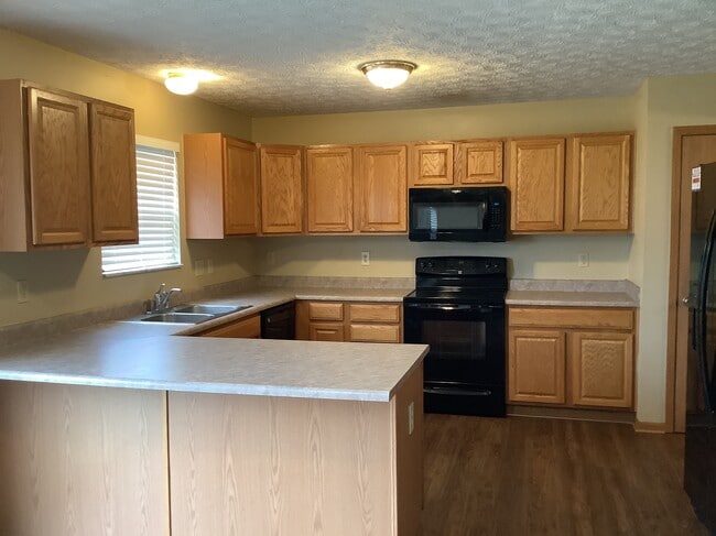 452 Crestmoore Dr in Groveport, OH - Building Photo - Building Photo