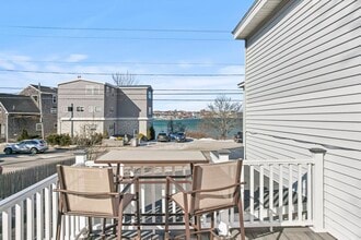 372 Broadway, Unit 4 in South Portland, ME - Foto de edificio - Building Photo