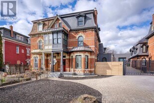 34 Beaconsfield Ave in Toronto, ON - Building Photo