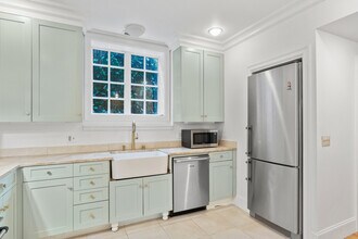 1435 Newport Way in Seattle, WA - Building Photo - Building Photo