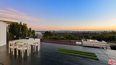 10134 Angelo View Dr in Beverly Hills, CA - Foto de edificio - Building Photo