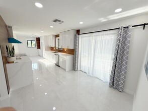 61 NE 87th St in El Portal, FL - Building Photo - Building Photo