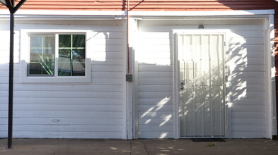 1347 Genevieve St in San Bernardino, CA - Foto de edificio - Building Photo