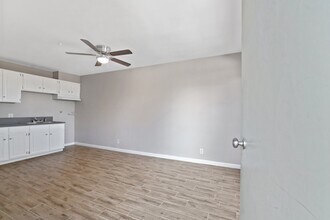 6444 Gage Ave, Unit 6444 12 in Bell Gardens, CA - Foto de edificio - Building Photo