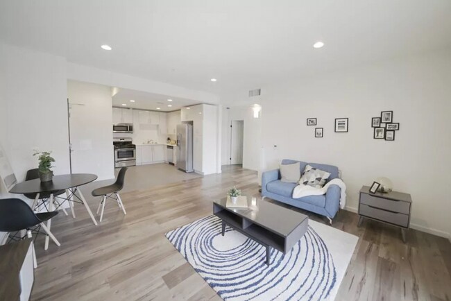 3482 San Marino St in Los Angeles, CA - Foto de edificio - Building Photo