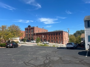 12 S Main St, Unit L3 in Millbury, MA - Foto de edificio - Building Photo