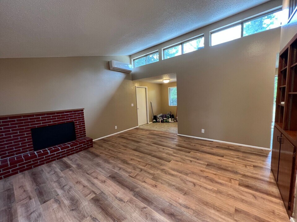 1995 W 28th Ave in Eugene, OR - Building Photo