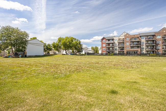 Southwoods Court North in Edmonton, AB - Building Photo - Building Photo