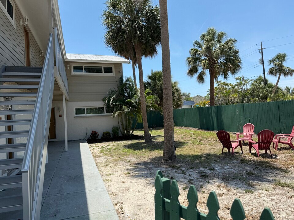 7006 Midnight Pass Rd, Unit 2 in Sarasota, FL - Building Photo