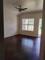102 1/2 Surrey Ln in Gatesville, TX - Building Photo