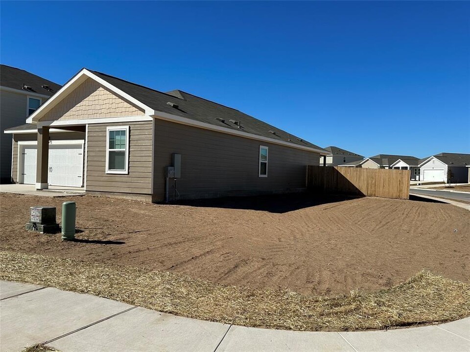 208 Wren Ln in Niederwald, TX - Building Photo