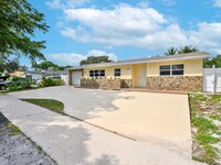 10521 Taft St in Pembroke Pines, FL - Foto de edificio - Building Photo