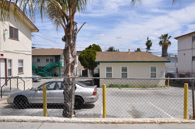 4165-4175 Euclid Ave in San Diego, CA - Foto de edificio - Building Photo