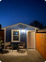 107 E Barnett St, Unit Coastal Cottage in Ventura, CA - Building Photo