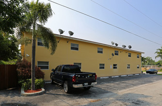 811 NE 14th Pl in Fort Lauderdale, FL - Building Photo - Building Photo