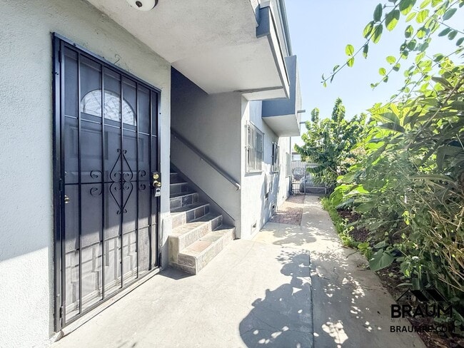 2043 S Bedford St in Los Angeles, CA - Foto de edificio - Building Photo