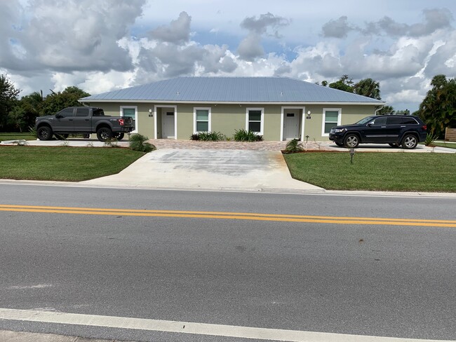 926 NW Spruce Ridge Dr in Stuart, FL - Foto de edificio - Building Photo