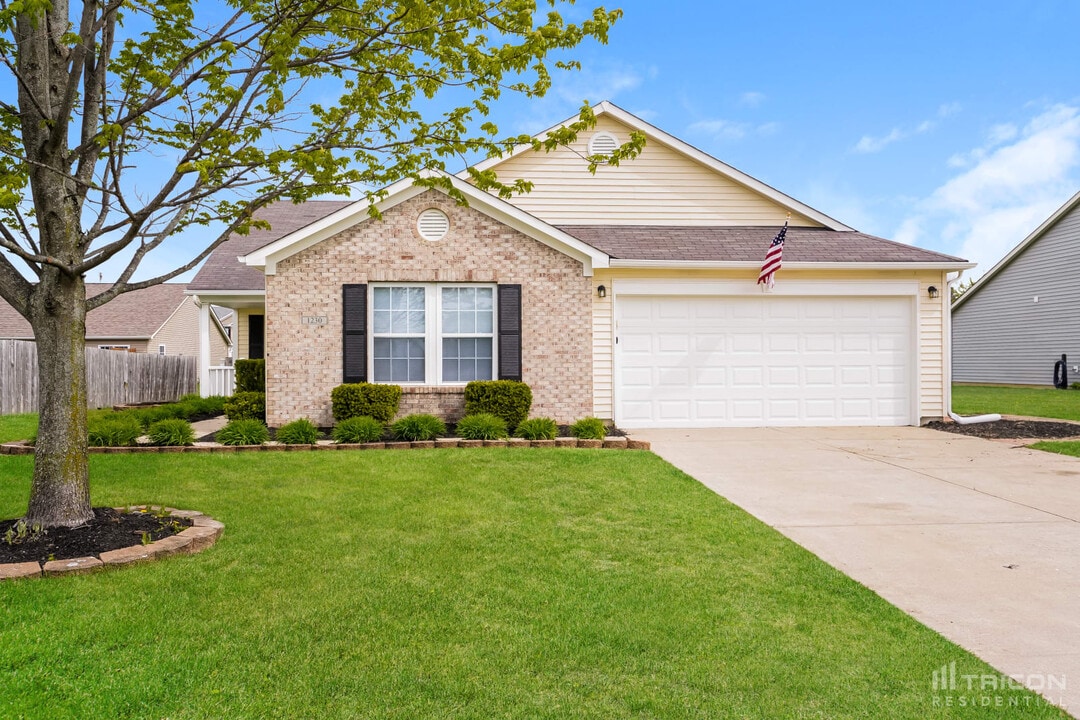 1230 Redwood Dr in Greenfield, IN - Building Photo