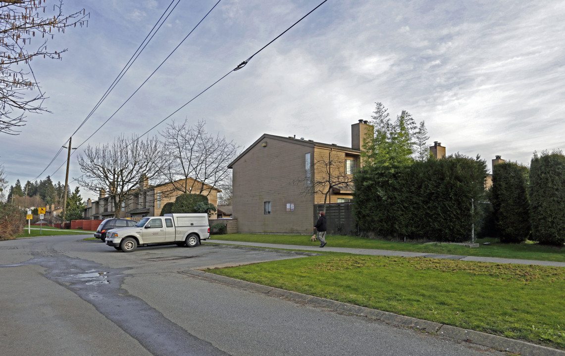 Bainbridge Place in Burnaby, BC - Building Photo