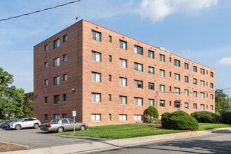 Wentworth Place Condominiums in Arlington, VA - Foto de edificio - Building Photo