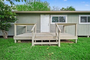 6500 Haden Dr in Hitchcock, TX - Building Photo