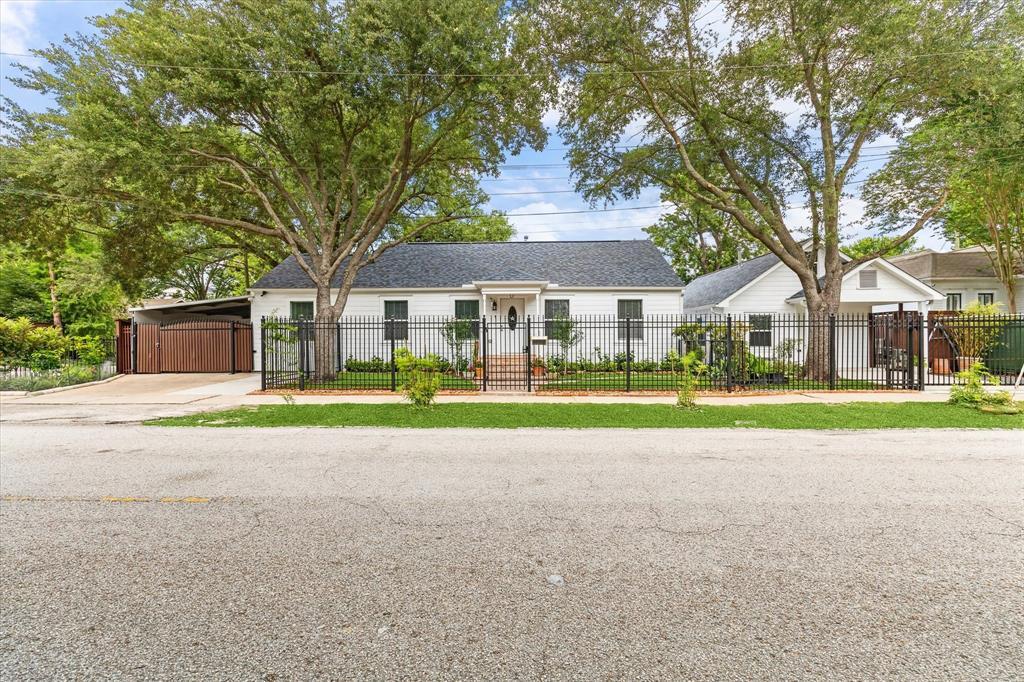911 W 14th St in Houston, TX - Building Photo