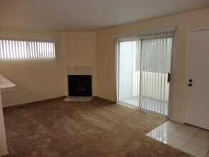 18209 Sierra Hwy in Santa Clarita, CA - Foto de edificio - Building Photo