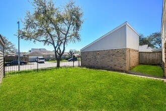 11330 Bandlon Dr in Houston, TX - Foto de edificio - Building Photo