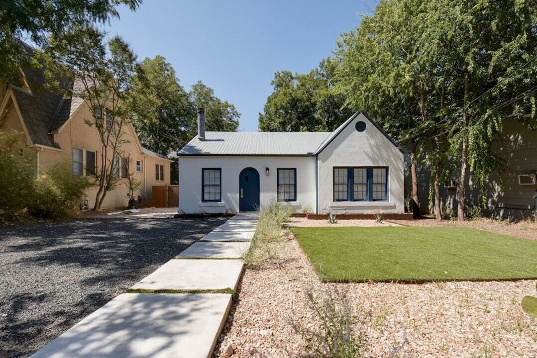 403 E 32nd St in Austin, TX - Foto de edificio