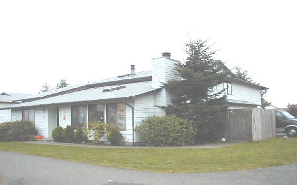 717 F Pl NE in Auburn, WA - Foto de edificio