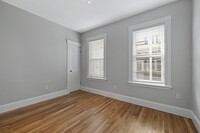 633 E 7th St, Unit 3 in Boston, MA - Foto de edificio - Building Photo