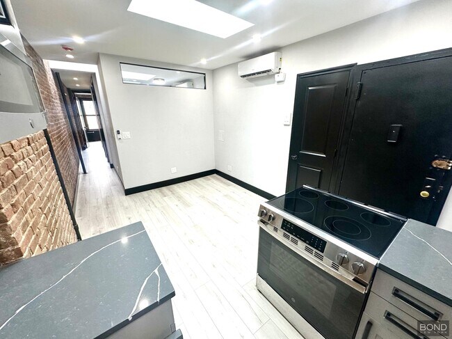 438 W 52nd St in New York, NY - Building Photo - Building Photo